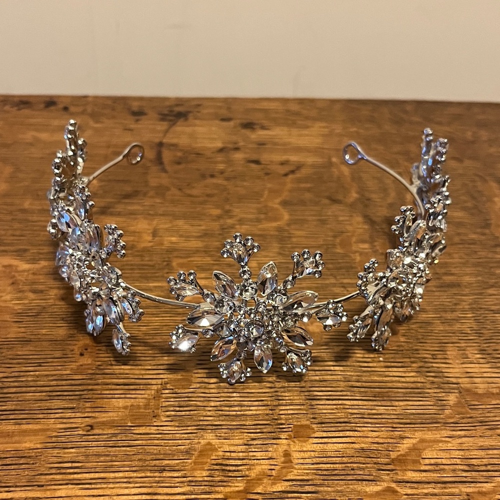 New Snowflake Tiara Headband Winter Holiday Hair Accessory Silver-Tone Jeweled